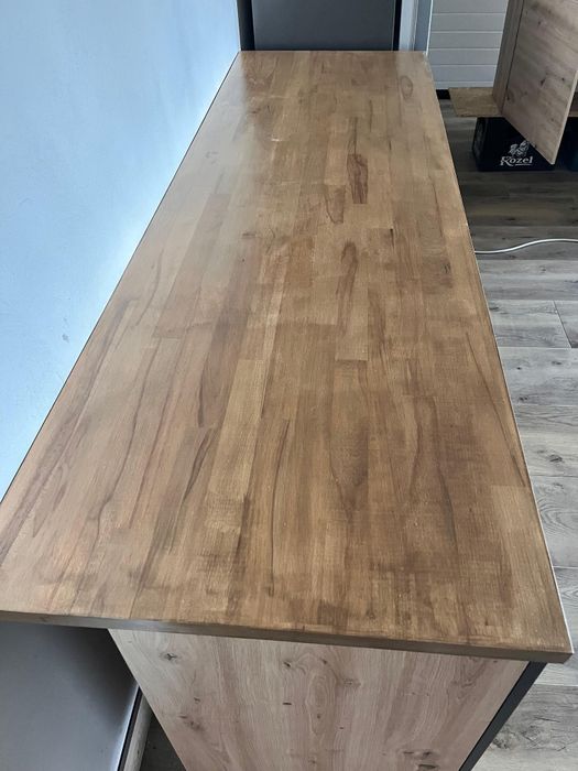 Zestaw używanych szafek kuchennych z blatem i zlewem – nowoczesny styl