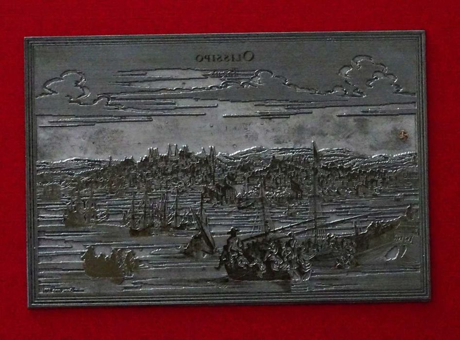 Placa para gravura (imagem de Lisboa e o Tejo em 1704) com Prensa