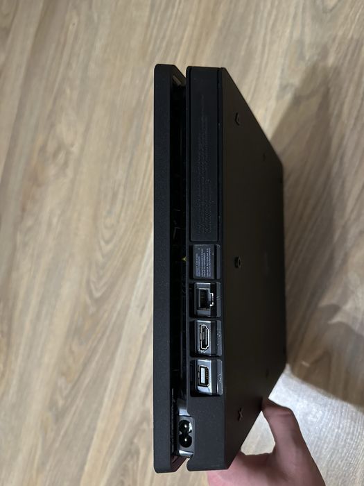 Playstation 4 Slim 500GB + 2 pady