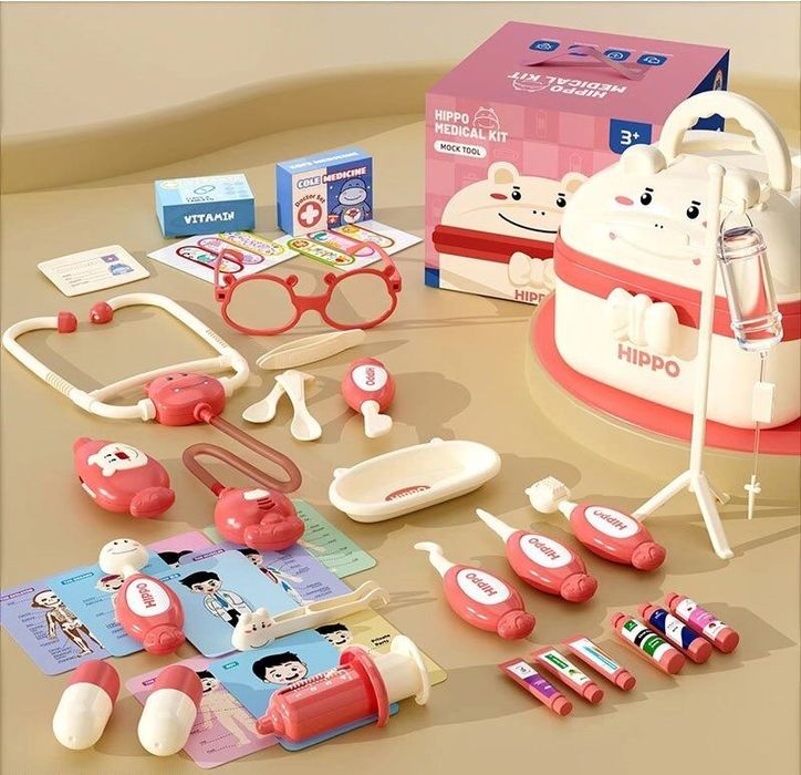 Набір лікаря в чемоданчику (медичні інструменти, стетоскоп, окуляри)