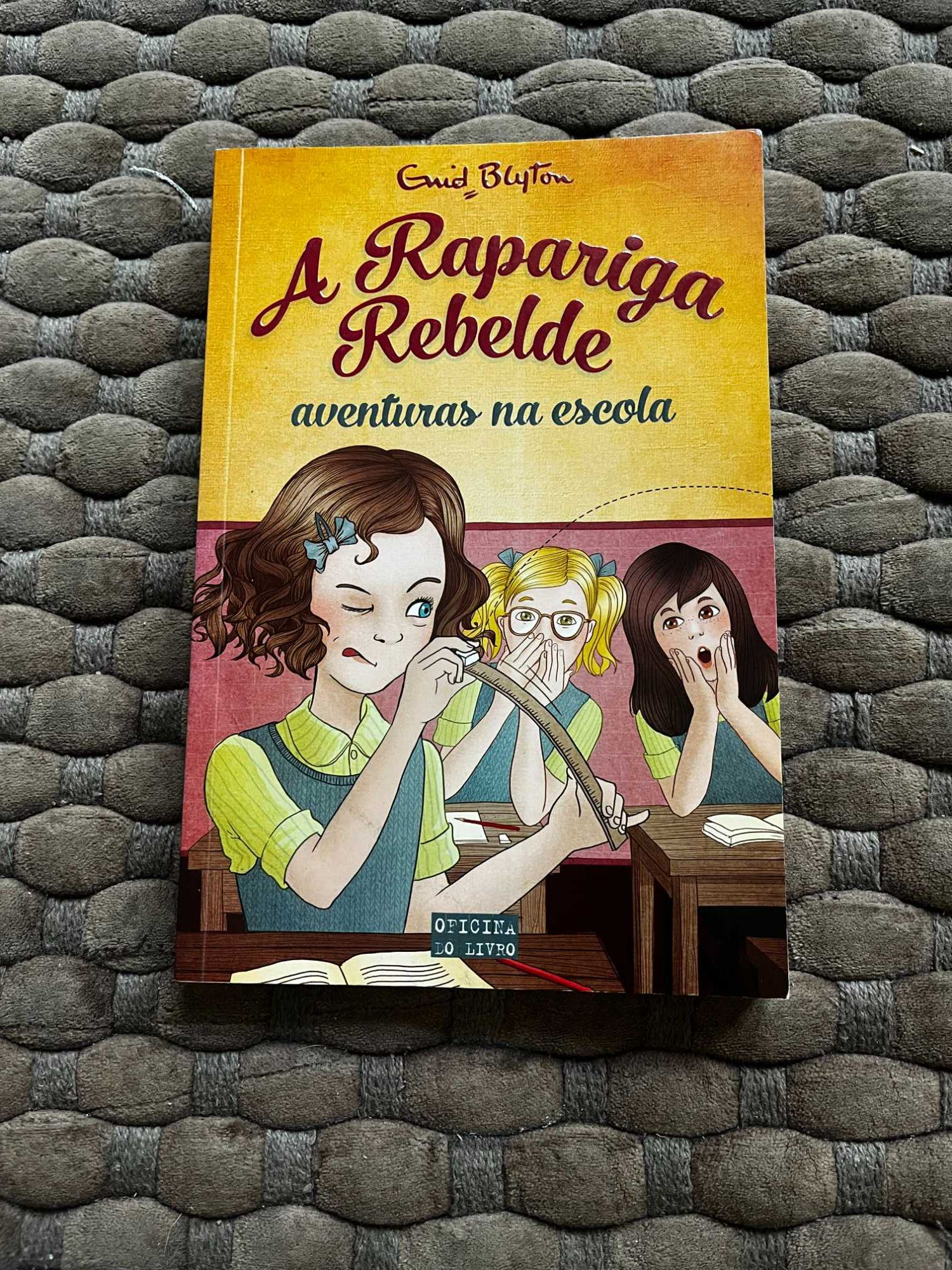 Livro " A Rapariga Rebelde - aventuras na escola" de Enid Blyton