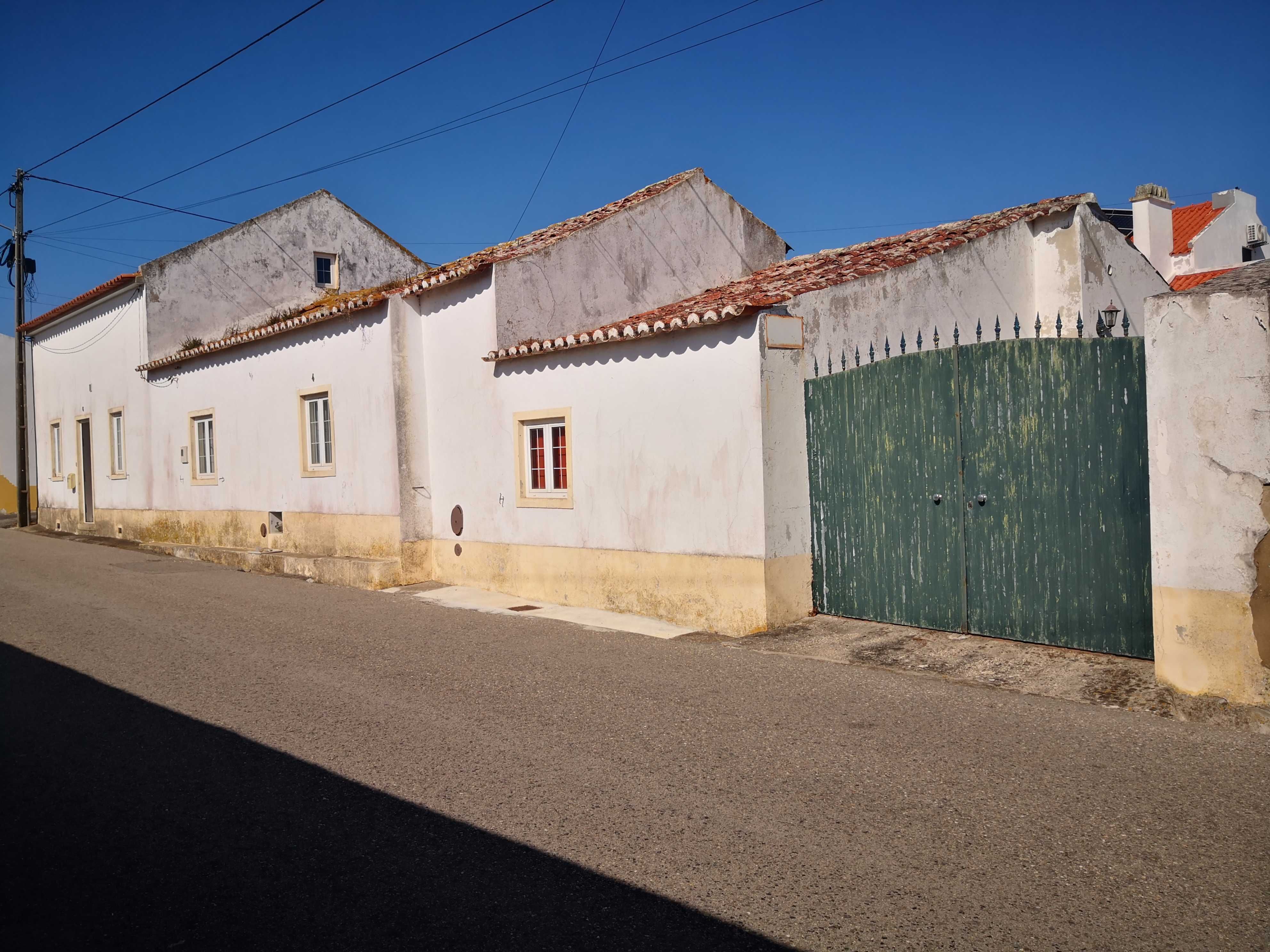 Casa antiga T4 com anexos, piscina e quintal