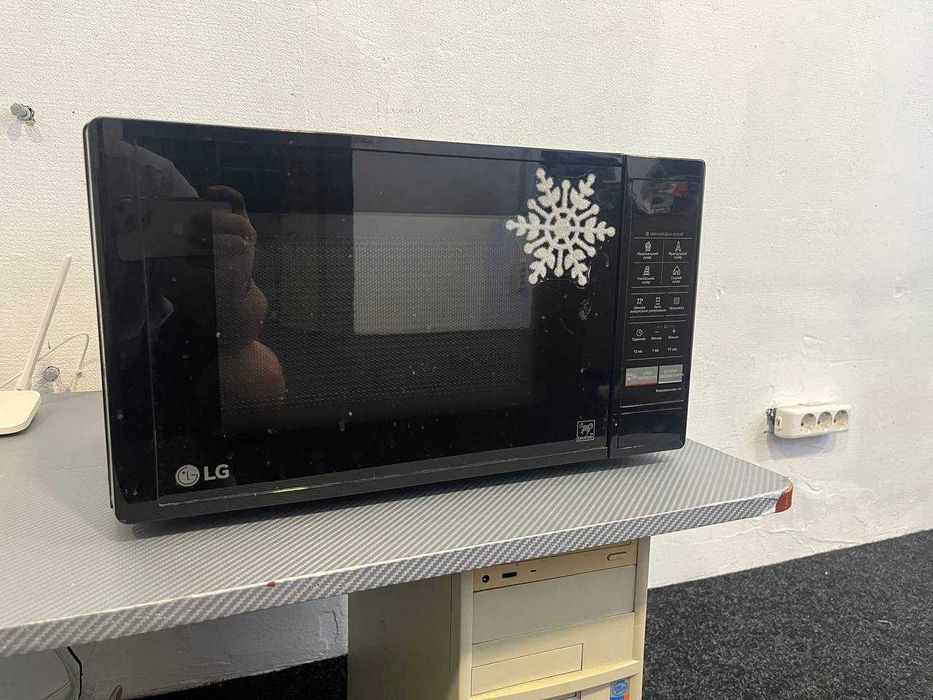 Мікрохвильова піч LG MS2042DB
