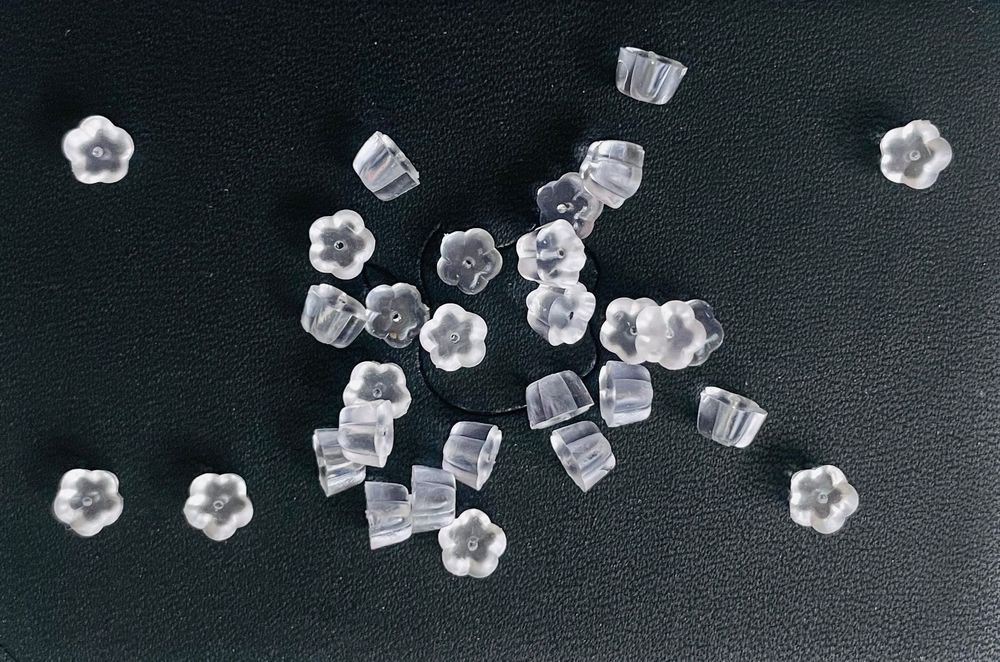 Zatyczki małe baranki do kolczyków silikon 30 sztuk kwiatki