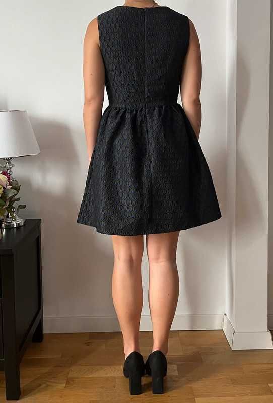 Elegancka czarna krótka sukienka