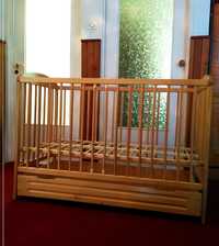 Łóżeczko drewniane na dzieci i niemowląt z wysuwaną szufladą