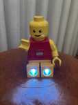 Boneco Lego que faz de lanterna