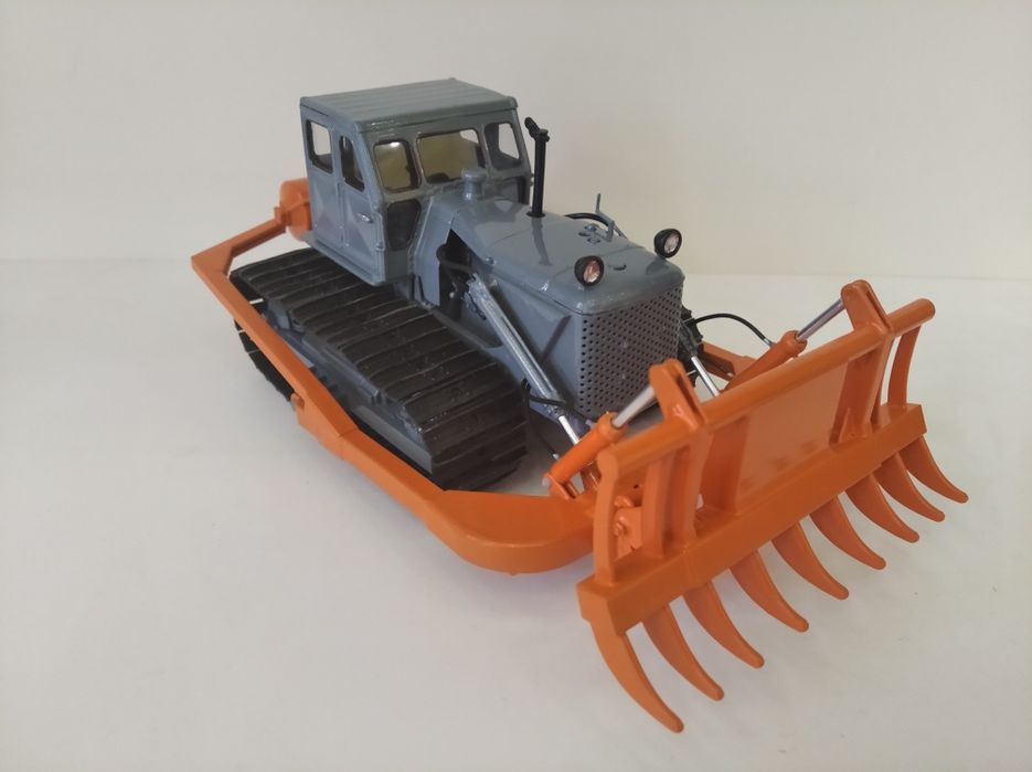 Масштабная модель трактор т-100