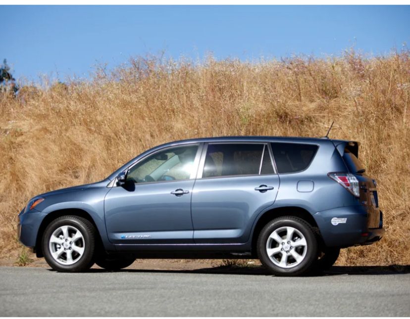 Toyota RAV4 EV без батареї та мотора