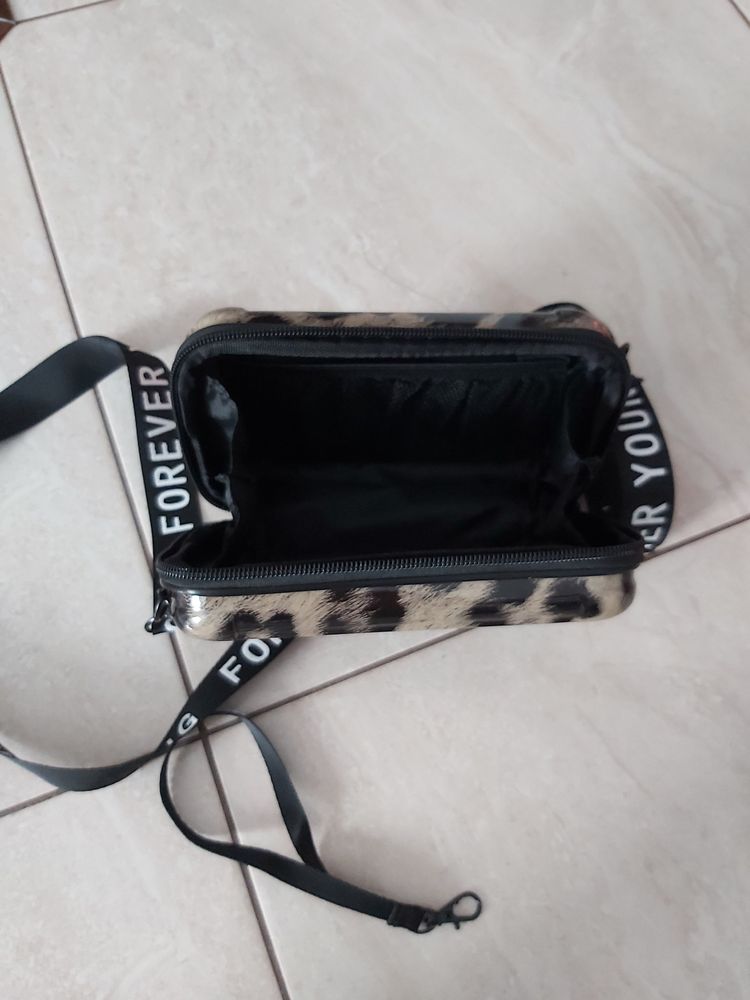 Torebka z PCV w modnym princie.