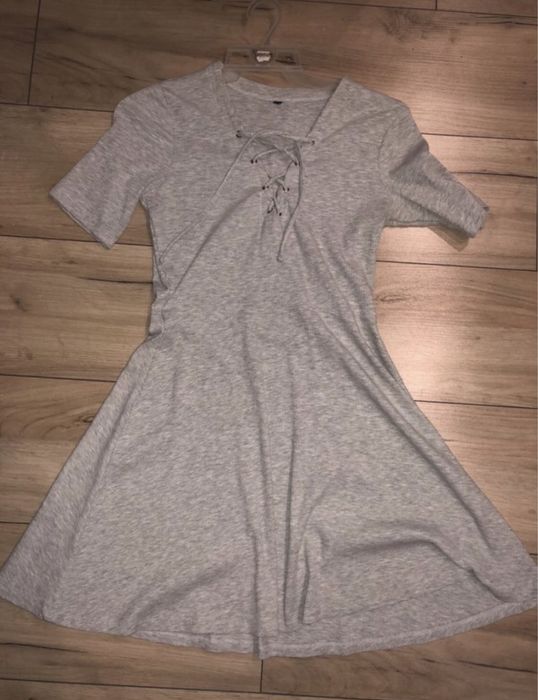 szara sukienka dzianinowa rozkloszowana