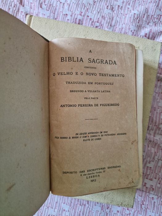 Conjunto de 2 Bíblias: Holy Bible e Bíblia Sagrada