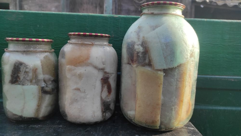 Солоне сало в банках