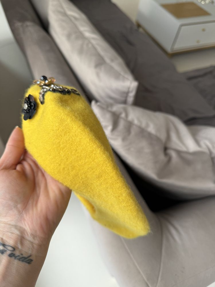 Reserved beret żółty z ozdobami