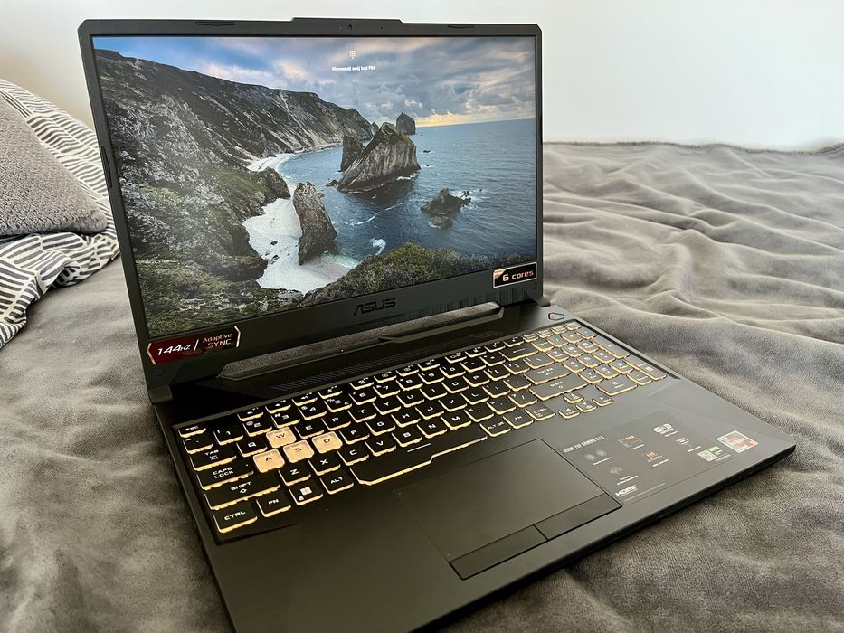 ASUS TUF GAMING A15 w zestawie z podkładką chłodzącą