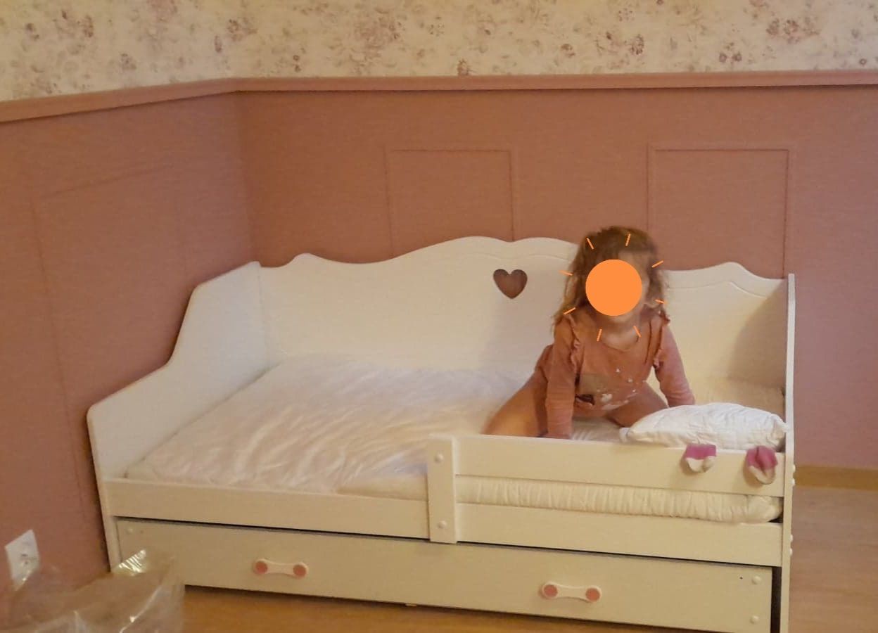 Łóżko dla dziewczynki z materacem