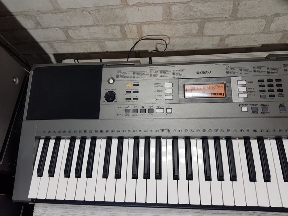 Синтезатор Yamaha PSR E 353 б/у з Німеччини