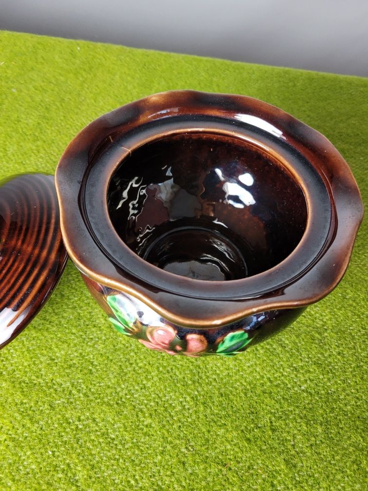 Ceramiczny pojemnik z przykrywką