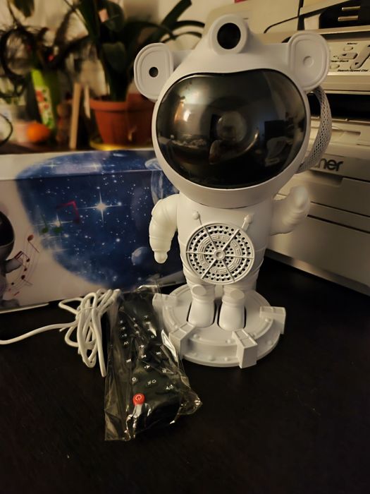Нічник-проєктор «Astronaut Star Light» у формі космонавта.