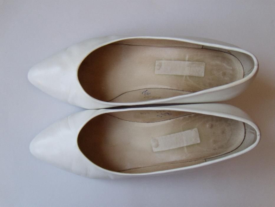 Białe pantofle ślubne