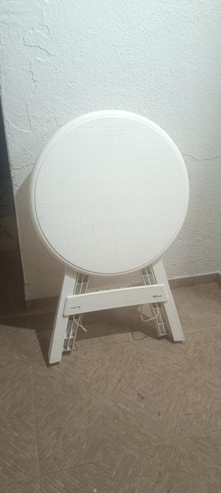 Mesa dobrável redonda de plástico branco.
