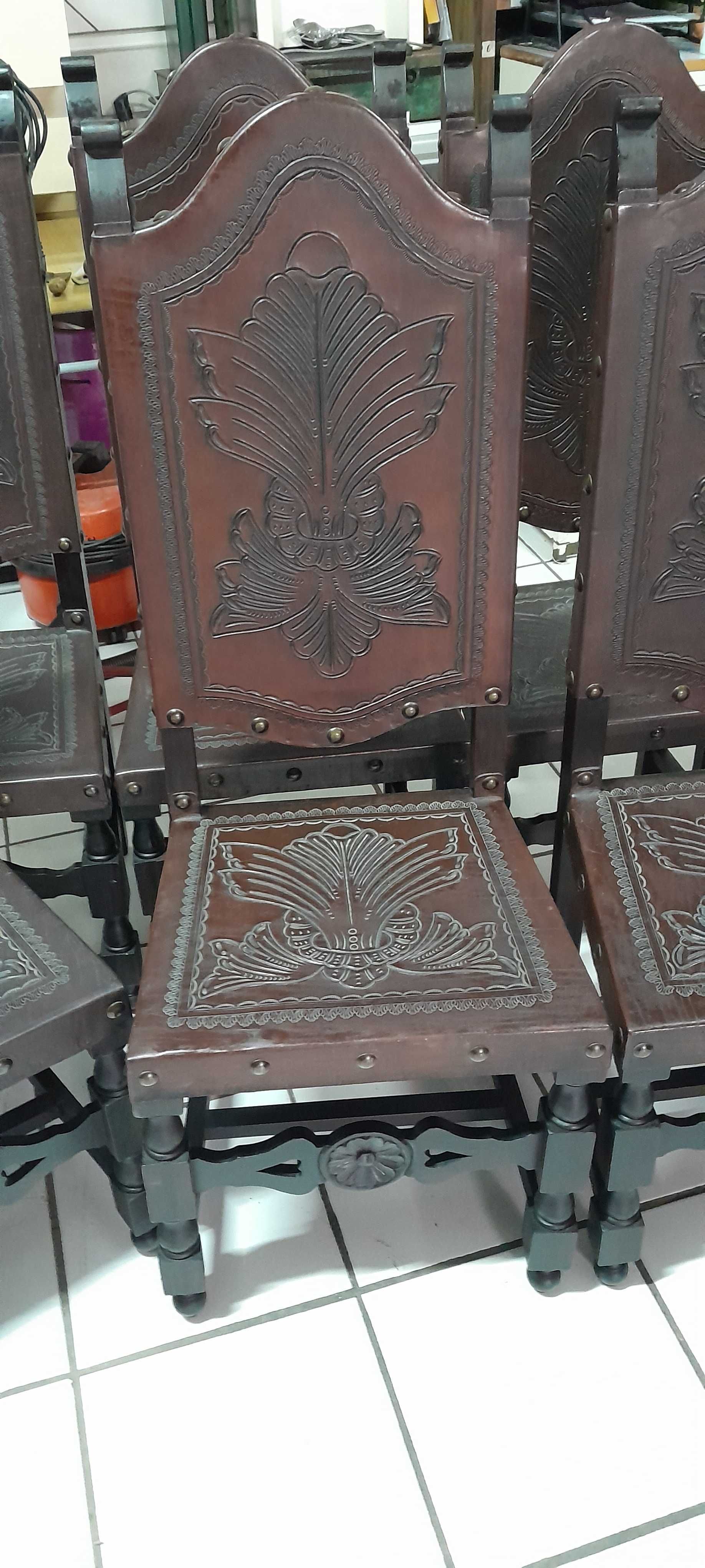 Mesa de jantar e 8 cadeiras
