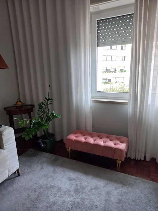 Banqueta em veludo estilo capitonê