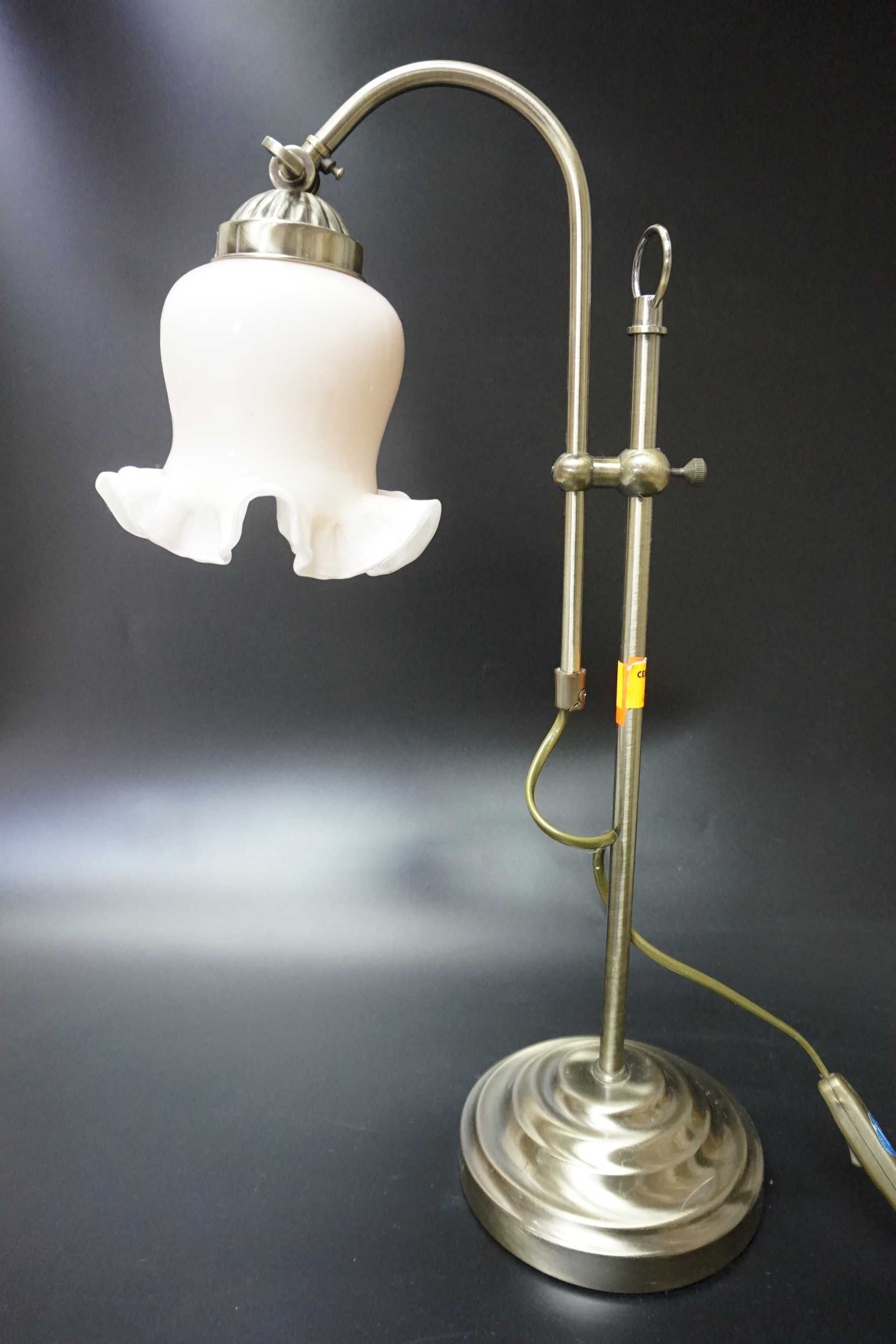 Lampa z trzonem i ramieniem z błyszczącego mosiądzu
