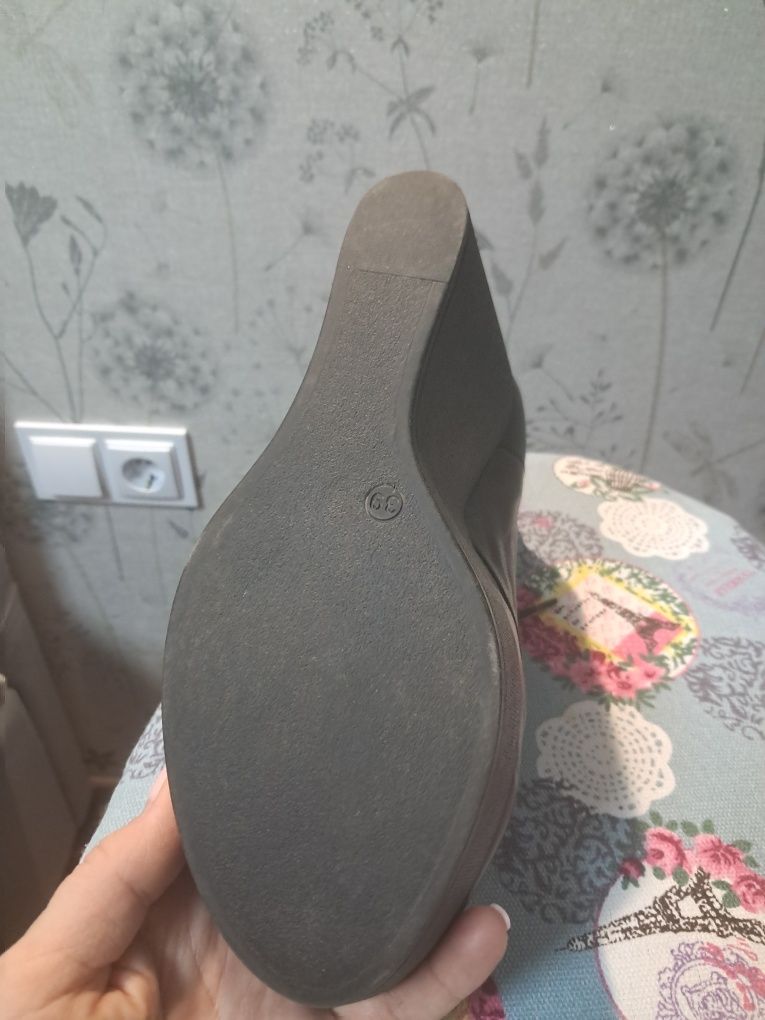 Продам демисизоные ботинки.