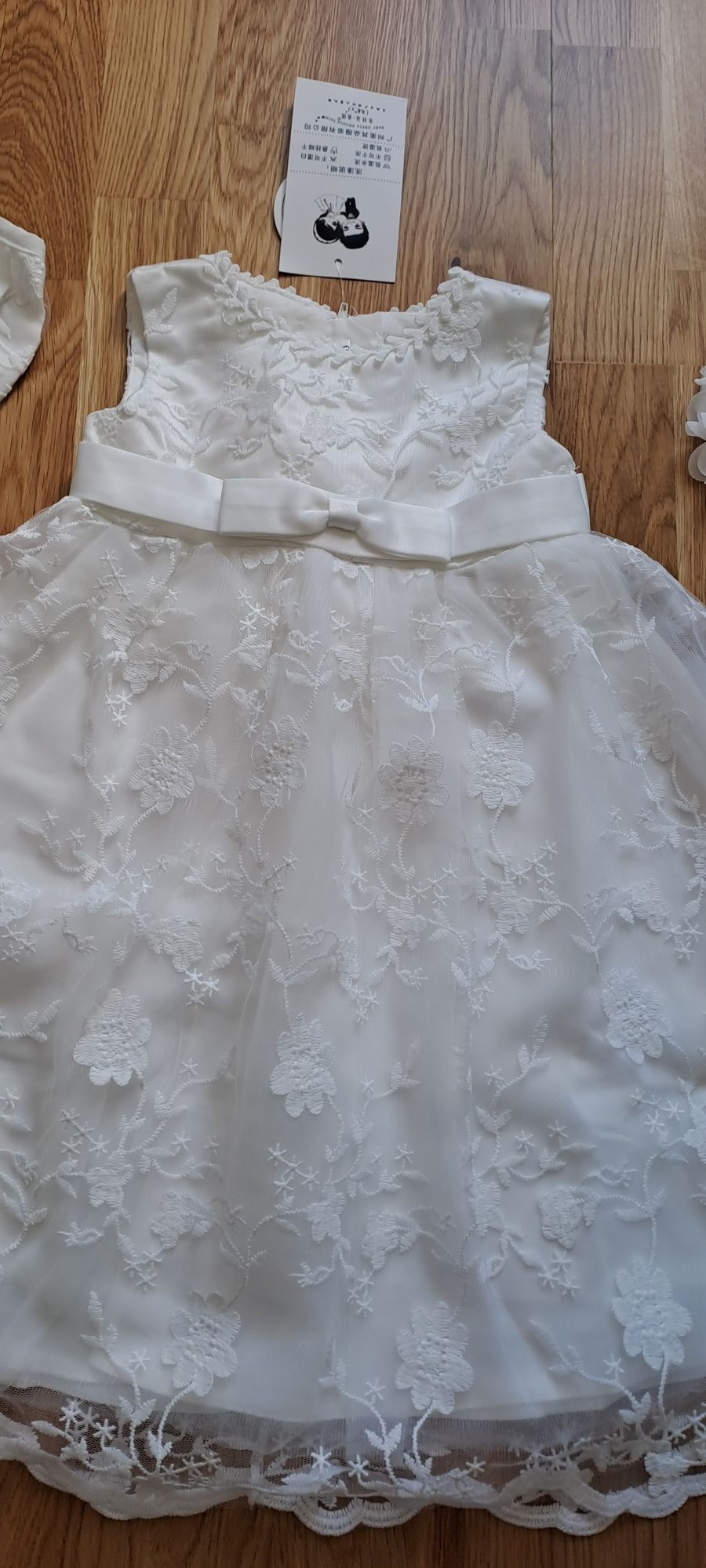 Biała sukienka w koronkę w kwiaty