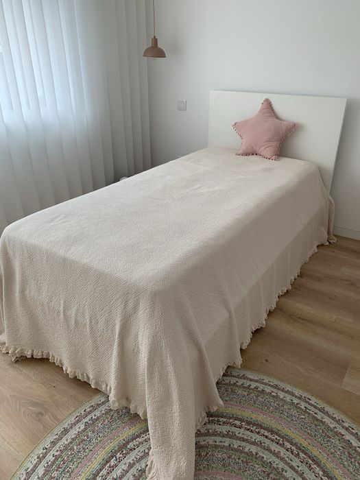 Cama solteiro lacada de branco