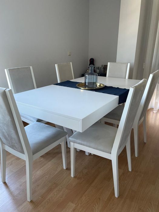 Mesa de madeira e 6 cadeiras (branco e cinza)