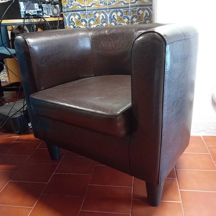 Cadeirão decorativo castanho