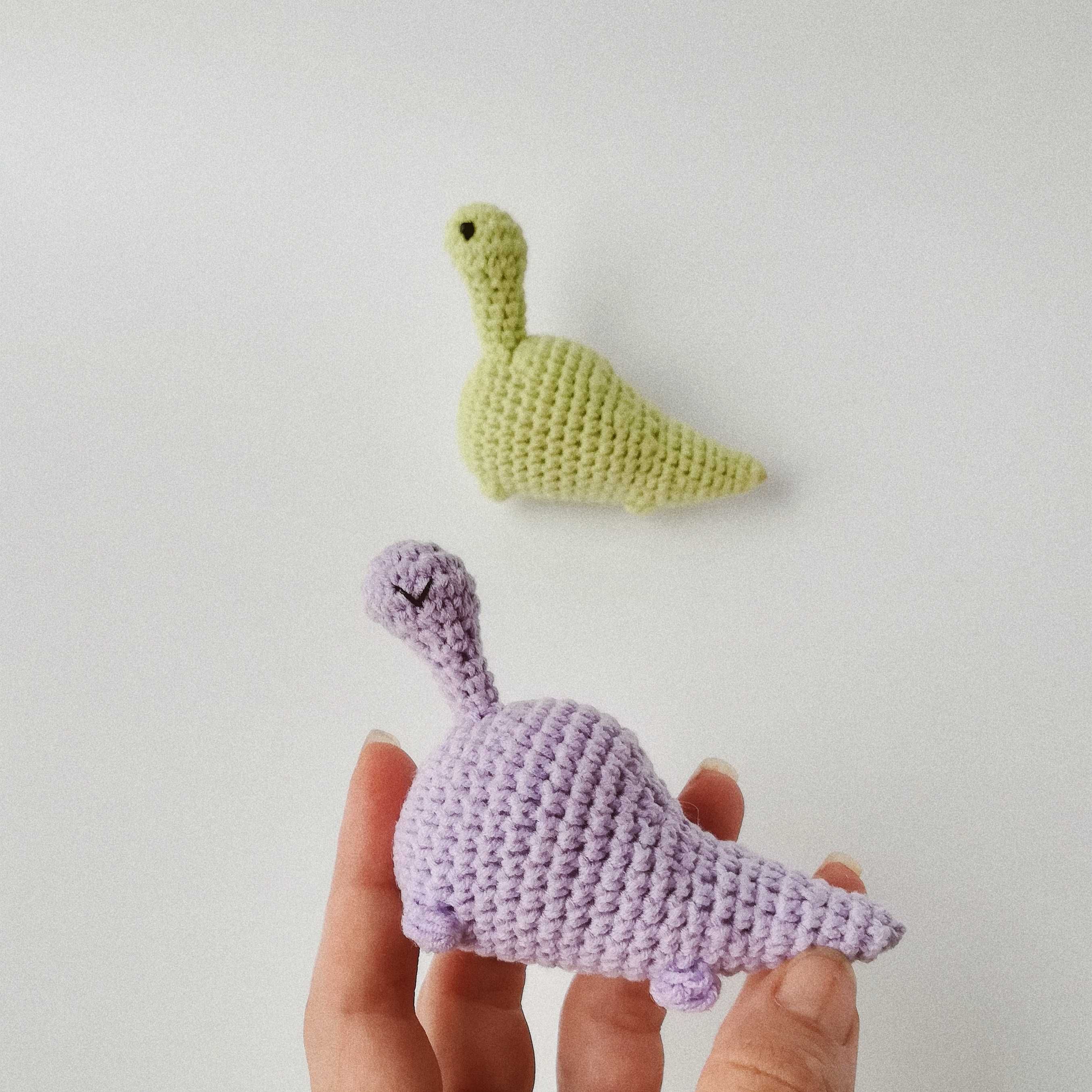 Маленька в'язана іграшка Динозавр