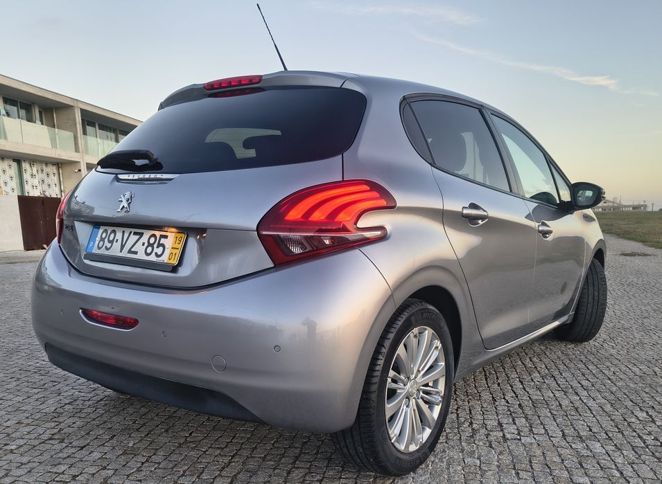 Peugeot 208 1.2 signature JAN2019 gasolina  63536km