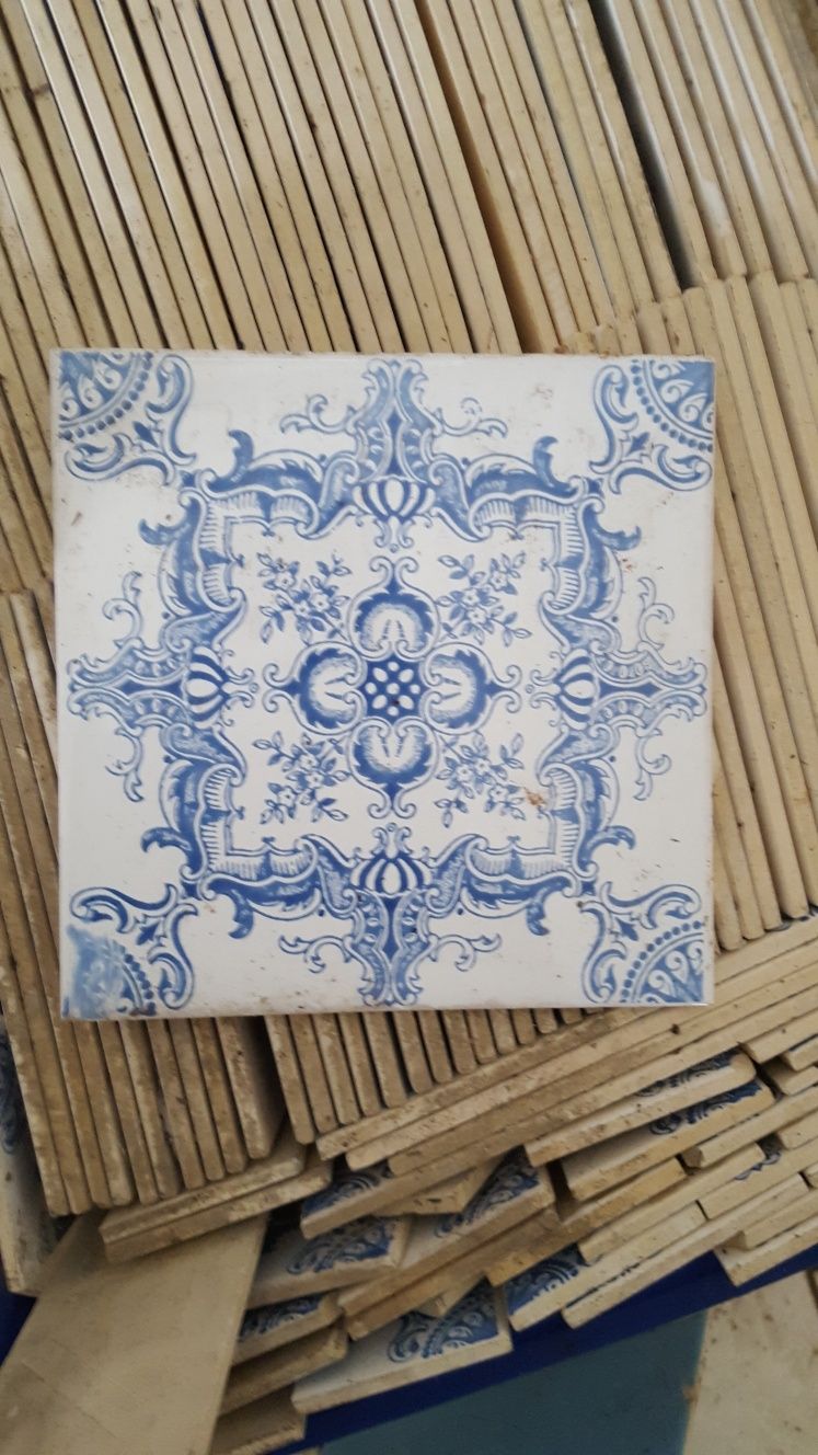 Vários azulejos antigos