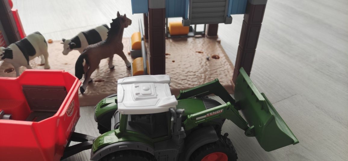 Farma z dźwiękiem + traktor.