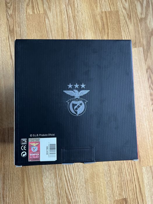 Bola assinada por plantel do Benfica