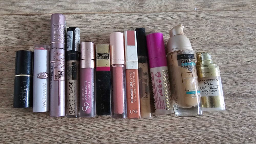 Oddam błyszczyki pomadki korektory