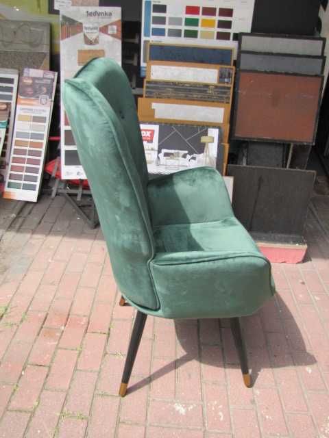 Fotel typu muszla welur butelkowa zieleń drewniane nogi