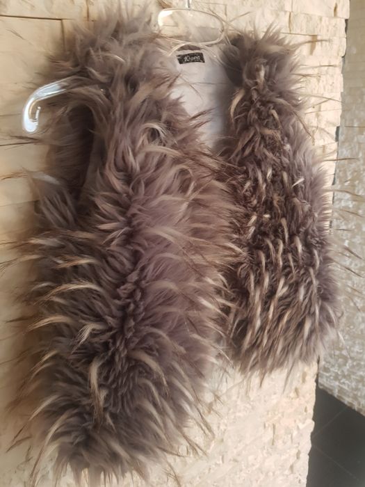 Kamizelka dziewczęca szara długi włos 
Stan bardzo dobry 
Założone  ra