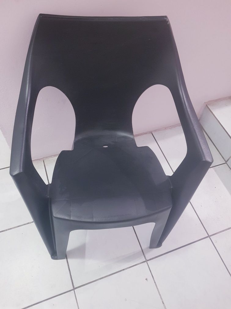 Plastikowe krzesło ogrodowe marki Keter
