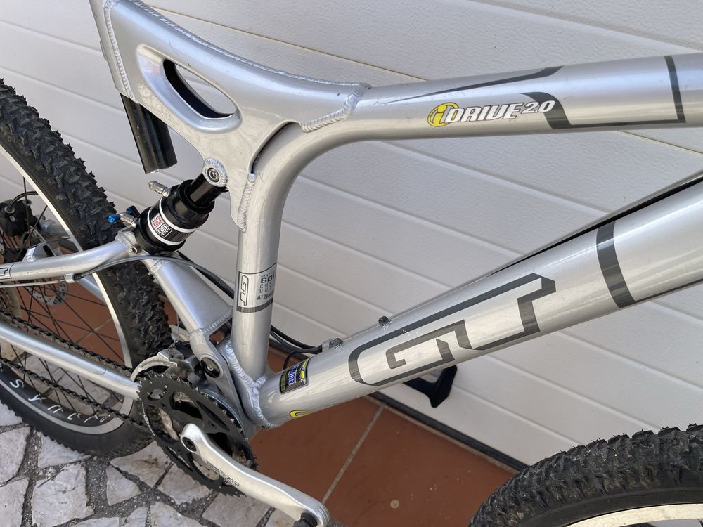 Bicicleta GT i-drive suspensão total