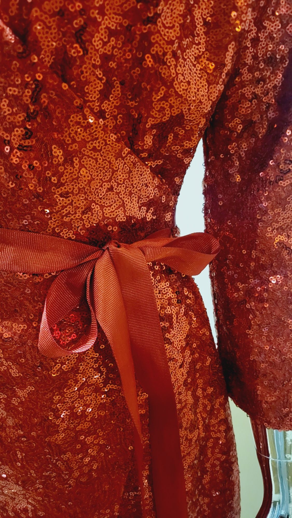 Sukienka koktailowa w stylu kopertowym, cekinowa z paseczkiem w talii