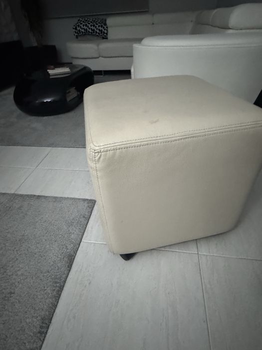 Banco Puff em pele usado com rodas