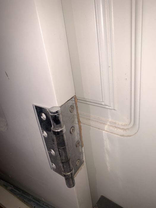 Двері білі деревʼяні