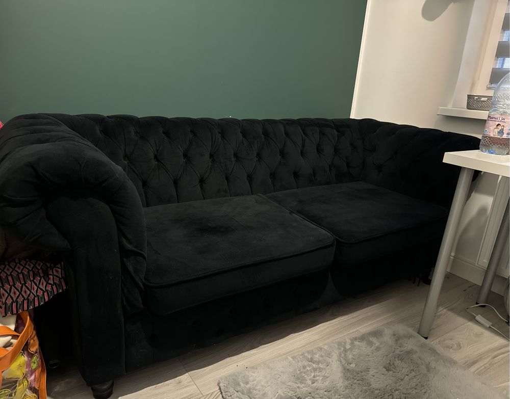 Czarna sofa Chesterfield