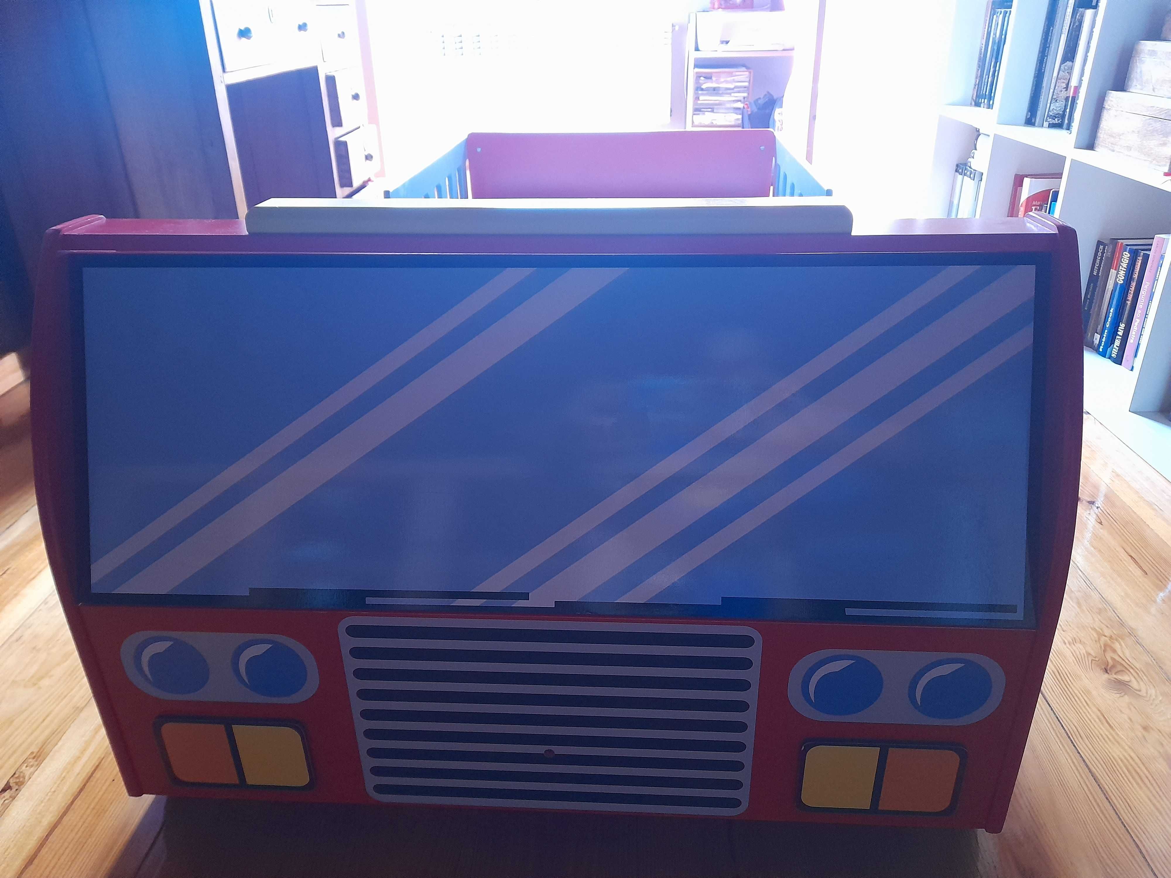 Cama infantil em forma de camião dos bombeiros + colchão