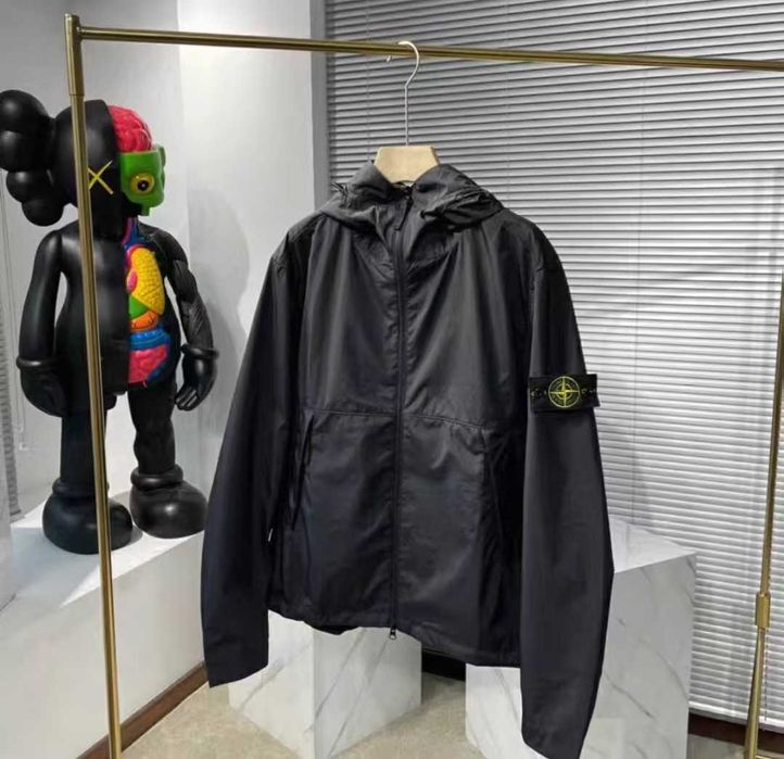 Kurtka z kapturem Stone Island – stylowa ochrona na co dzień /L