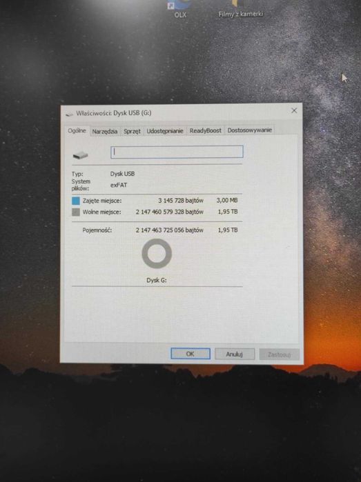 Dysk zewnętrzny HDD 2TB z kablem.